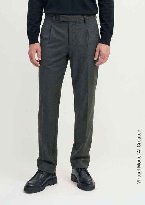 Chino, Belsbo Model, Pleated, Relaxed Fit — Black