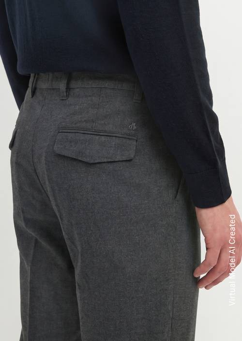 Chino-model Belsbo met plooien, relaxed Black in detailaanzicht