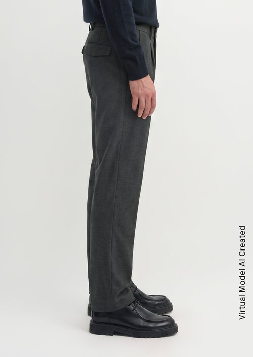 Chino, Belsbo Model, Pleated, Relaxed Fit — Black