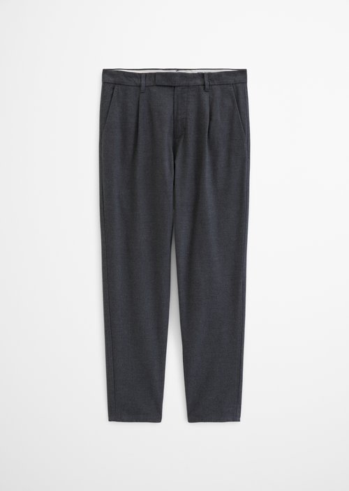 Chino, Belsbo Model, Pleated, Relaxed Fit — Black