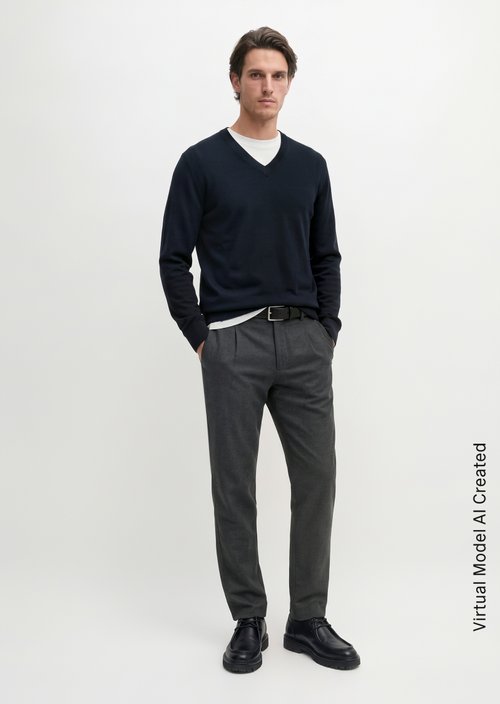 Chino, Belsbo Model, Pleated, Relaxed Fit — Black