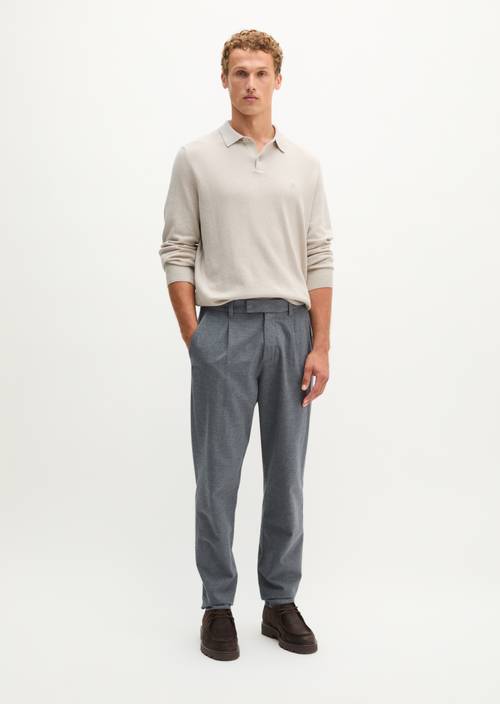 Chino Model Belsbo pleats relaxed Medium Grey in Frontalansicht