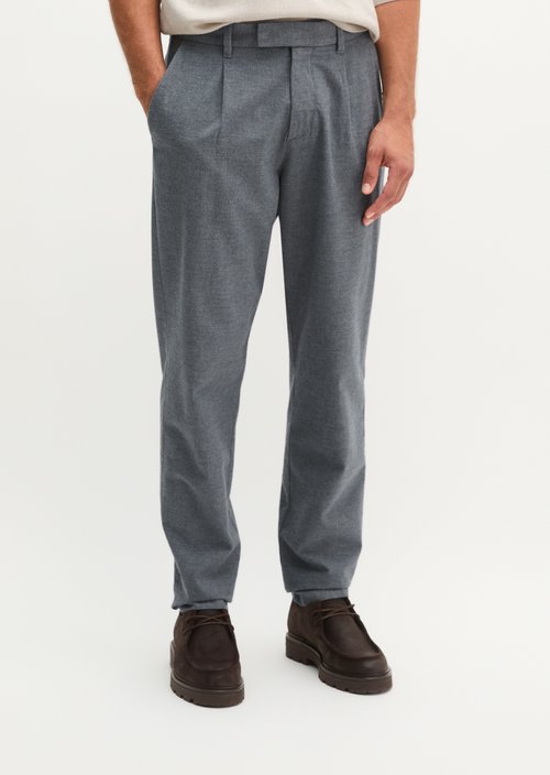 Chino, Belsbo Model, Pleated, Relaxed Fit — Medium Grey