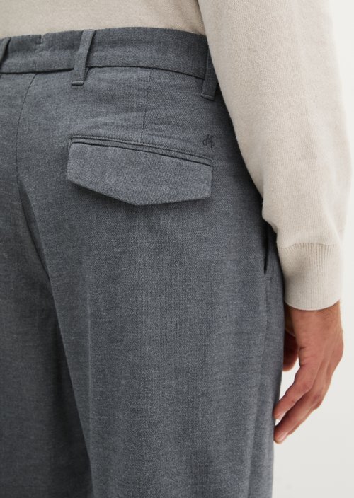Chino, Belsbo Model, Pleated, Relaxed Fit — Medium Grey