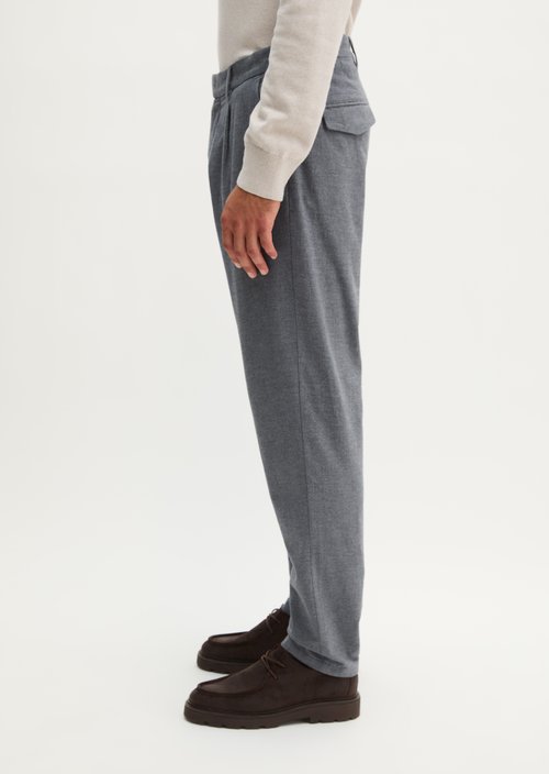 Chino, Belsbo Model, Pleated, Relaxed Fit — Medium Grey
