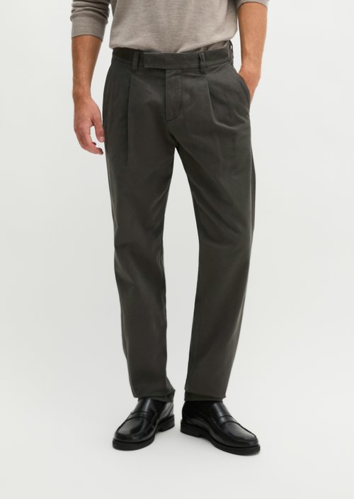 Osby Pleated Tapered Chino Pants — Wooden Earth