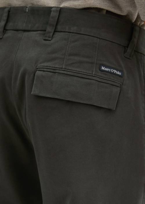 Chino Model Osby pleats tapered Wooden Earth in Detailansicht