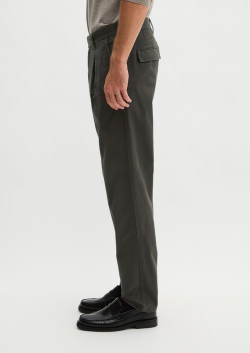Osby Pleated Tapered Chino Pants — Wooden Earth