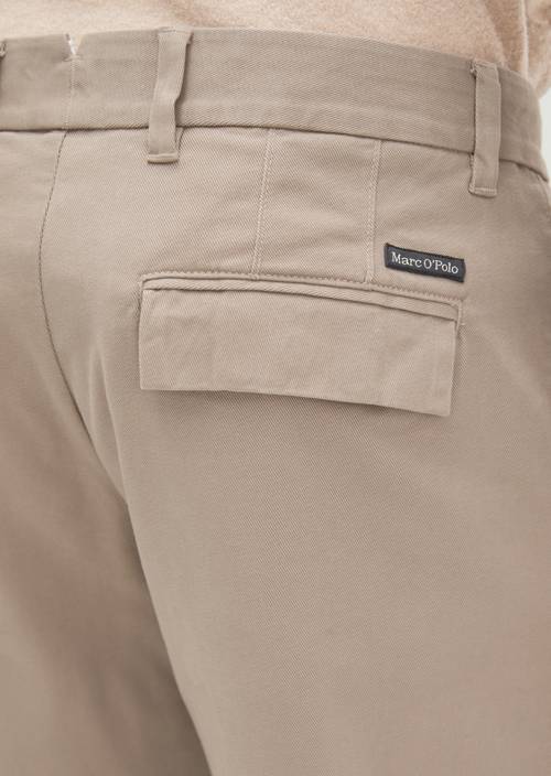 Chino Model Osby pleats tapered Charleston Gray in Detailansicht