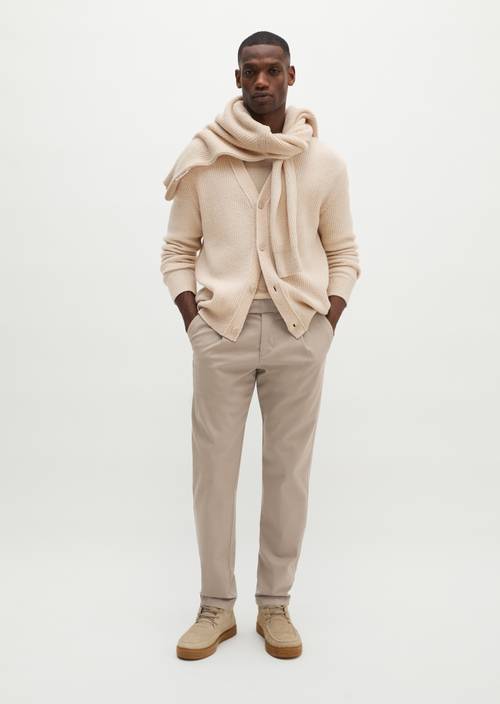 Chino Model Osby pleats tapered Charleston Gray in Frontalansicht