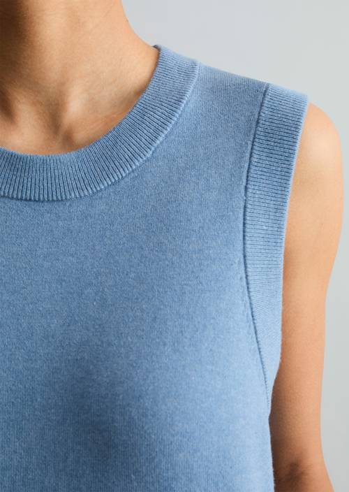Pullunder regular Medium Blue Melange in Detailansicht