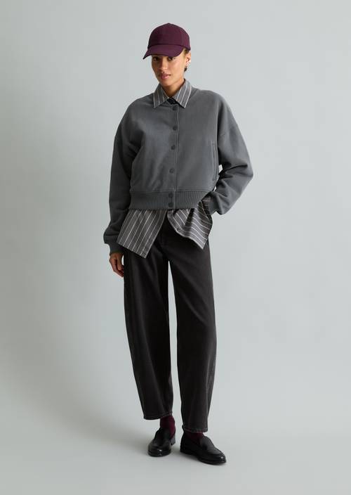 Sweat-College-Jacke cropped Light Graphite in Frontalansicht