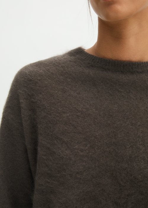 Cozy, loose-fitting sweater — Burnt Coffee