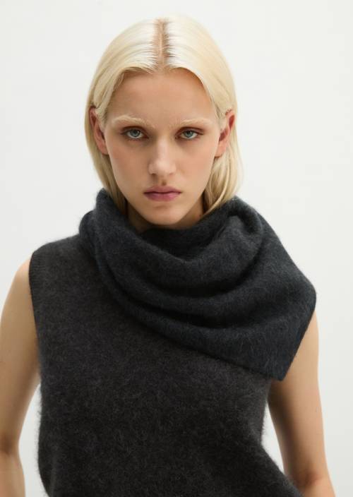 Écharpe triangulaire tricotée Coal Grey Melange porté sur le mannequin