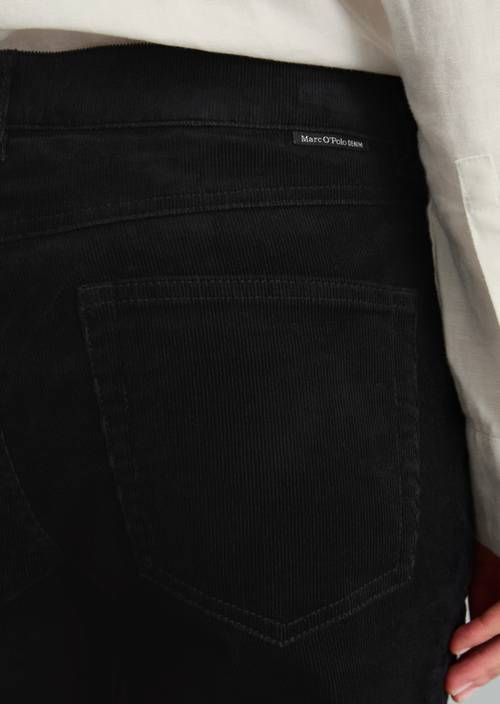 Cordhose Model Nella bootcut Black in Detailansicht