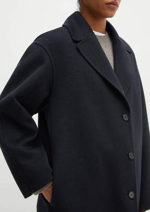 Manteau en laine relaxed Deep Night Blue en vue détaillée