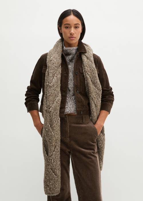 Zopfstrickschal Dark Brown getragen am Model