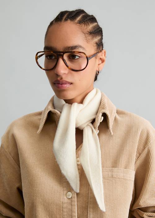 Bufanda triangular de punto White Blush llevado por el modelo