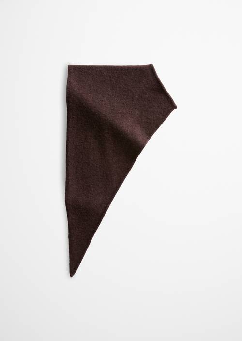 Pletený trojúhelníkový šátek Dark Brown Melange v předním pohledu