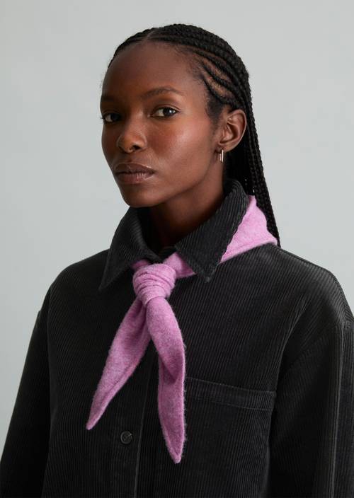 Pletený trojúhelníkový šátek Medium Pink nošeno na modelu