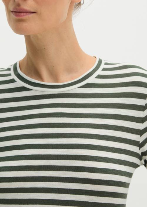 Gestreiftes T-Shirt regular Dark Green in Detailansicht