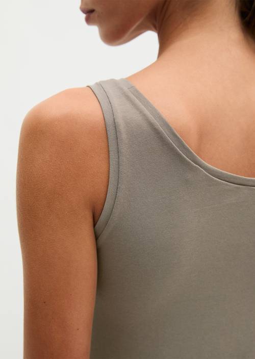 Tanktop slim Stone Taupe in Detailansicht