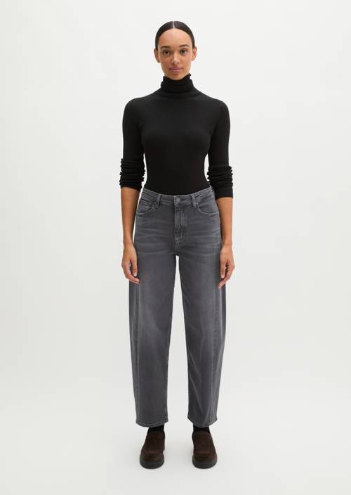 Lara Barrel Jeans Medium Grey in front view