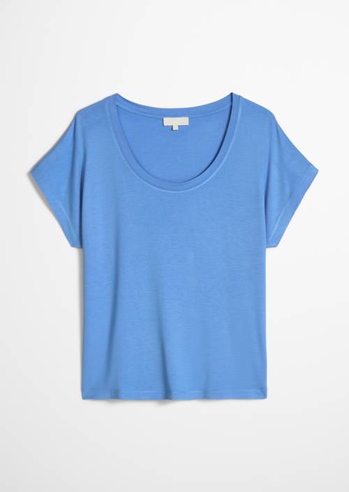 T-shirt coupe classique Cloudless Blue en vue isolée sans mannequin