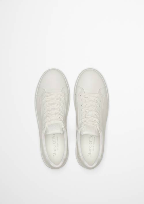 Sneaker Model Agar White in top view