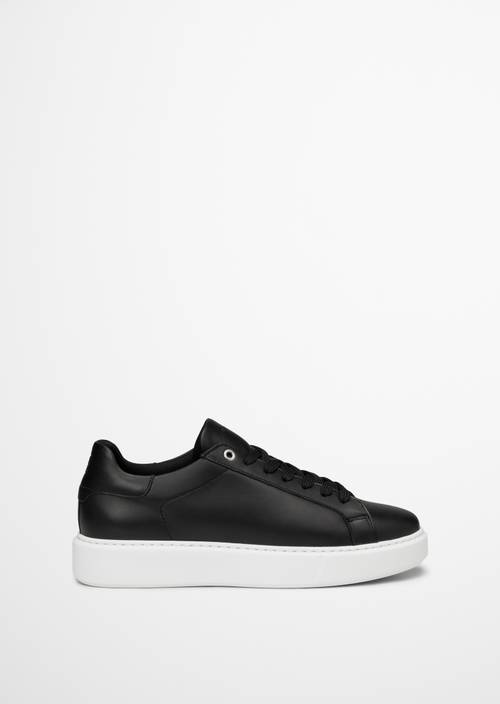 Sneaker Model Cedric Black Ansicht rechter Schuh von außen