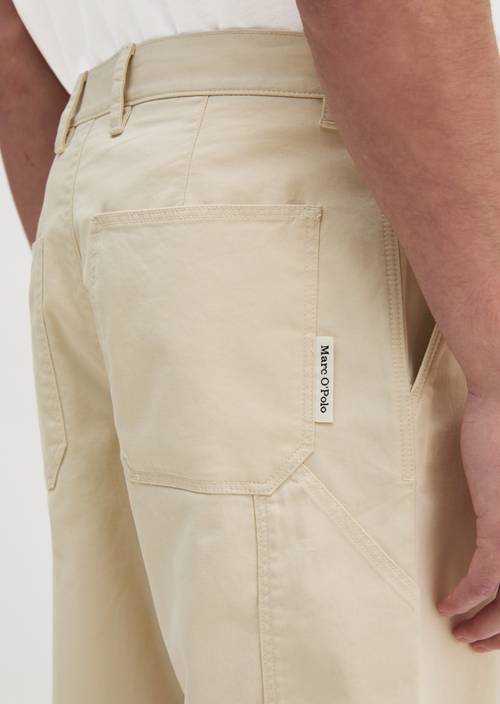 Pantalon modèle Bent relaxed Grey Silk en vue détaillée