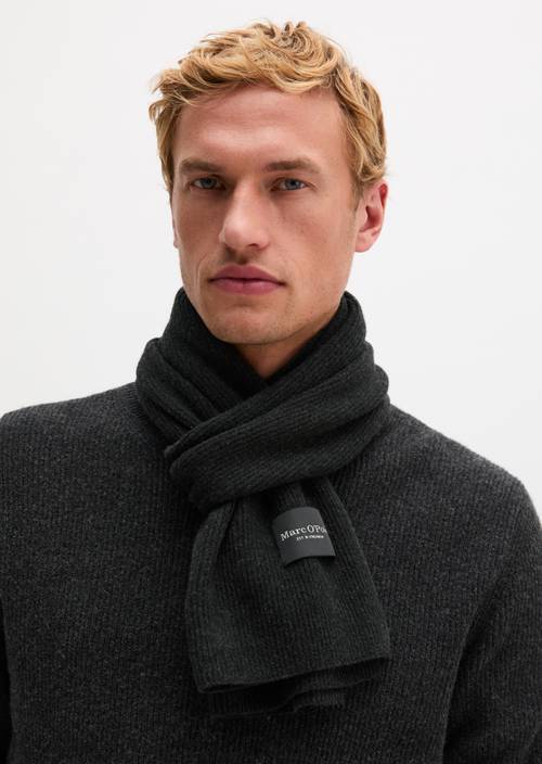 gebreide sjaal Dark Grey Melange gedragen door model