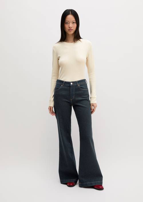 Jeans Model Fjona flared Dark Rinsed Wash in Frontalansicht