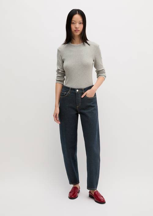 Jeans Model Lara barrel cropped Dark Rinsed Wash in Frontalansicht