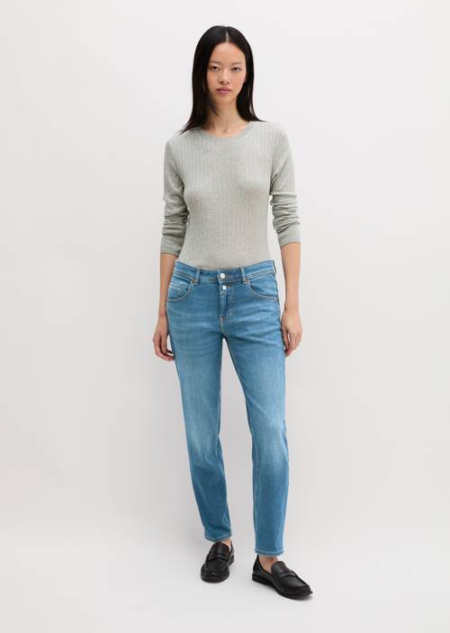 Jeans modèle Theda boyfriend Medium Blue en vue de face