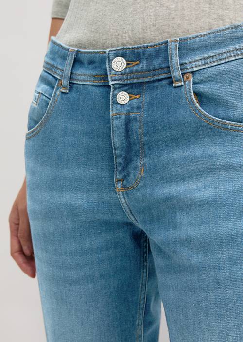 Jeans modèle Theda boyfriend Medium Blue en vue détaillée