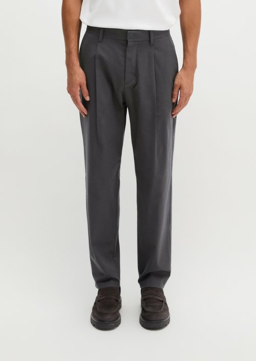 Chino, Belsbo Model, Pleated, Relaxed Fit — Broken Graphite
