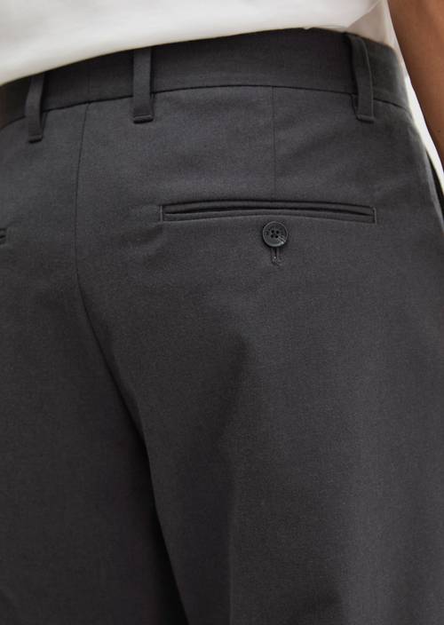 Chino modèle Belsbo à plis, coupe décontractée Broken Graphite en vue détaillée