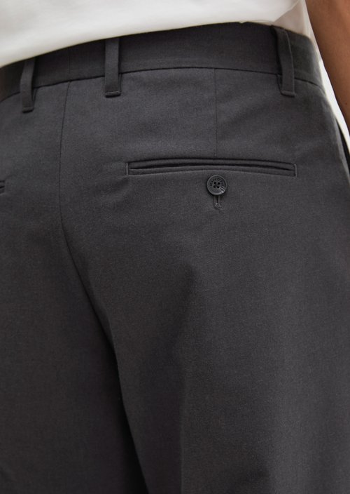 Chino, Belsbo Model, Pleated, Relaxed Fit — Broken Graphite