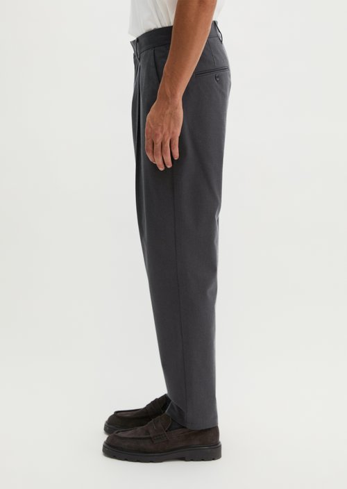 Chino, Belsbo Model, Pleated, Relaxed Fit — Broken Graphite
