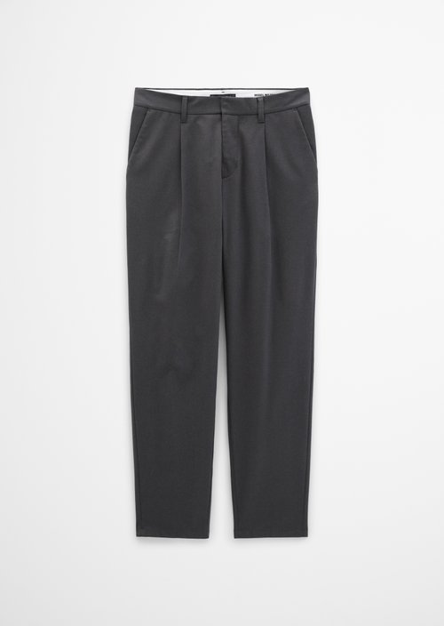 Chino, Belsbo Model, Pleated, Relaxed Fit — Broken Graphite