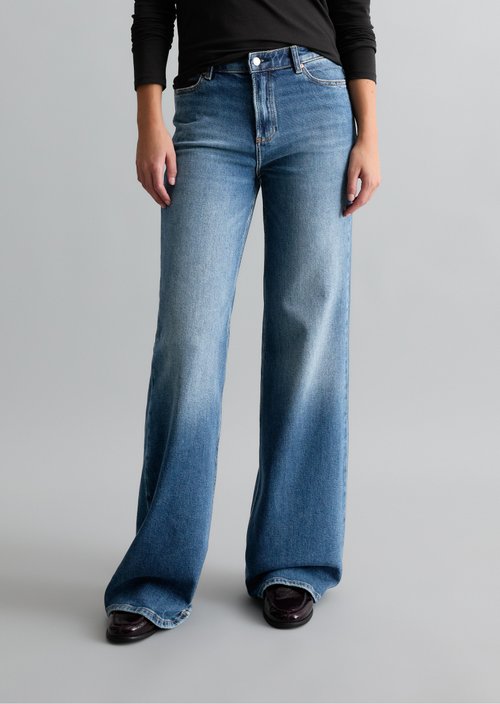 Grethe Flared Jeans — Medium Blue