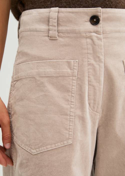 Barrel-Samthose Chalky Mauve in Detailansicht