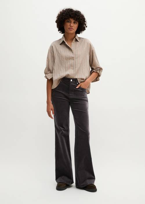 Bootcut-Samthose Broken Graphite in Frontalansicht