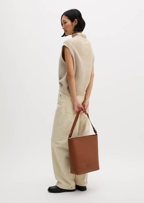 Hobo Bag Classic Cognac getragen am Model