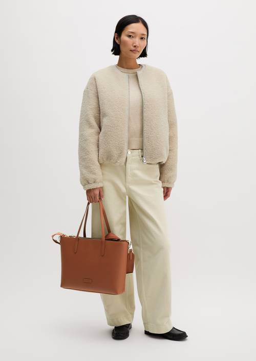 Shopper Model Vreni medium Classic Cognac getragen am Model