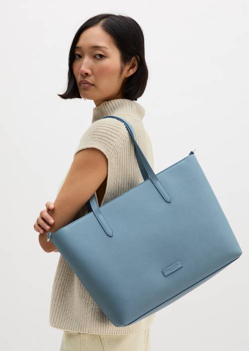 Shopper Model Vreni medium Clear Blue getragen am Model