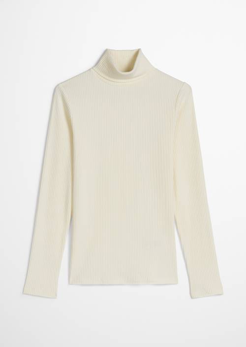 Slim-fit longsleeve met col Creamy White in vrijstaande weergave zonder model