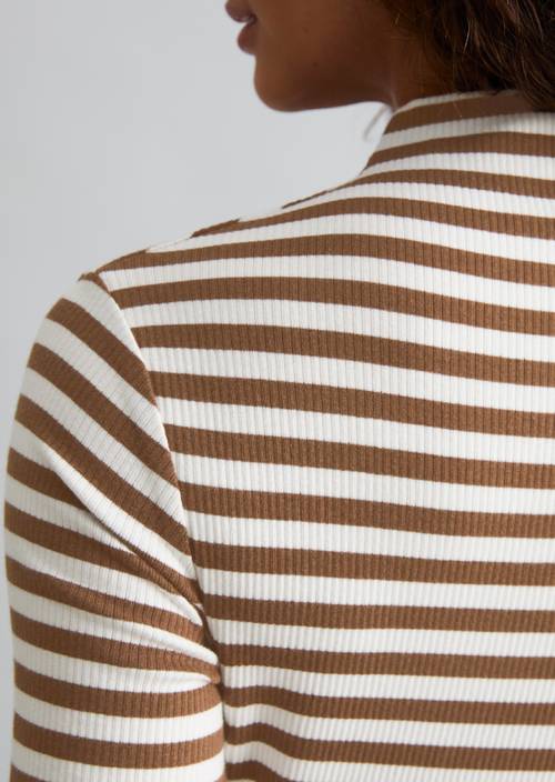 Ripp-Longsleeve slim Medium Brown in Detailansicht