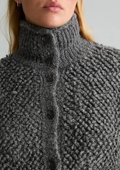 Oversize svetr z bublinkového bouclé Dark Shadow Melange v detailním pohledu